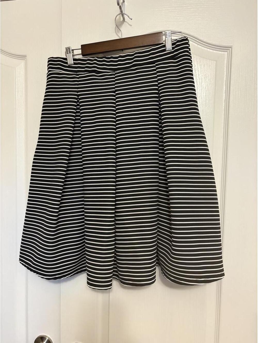 Women's Black and White Skirt
